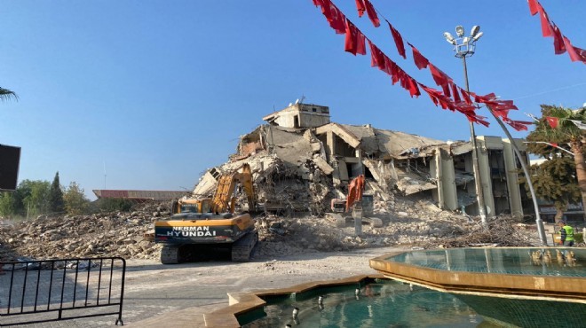 Torbalı Belediye binasının yıkımına başlandı
