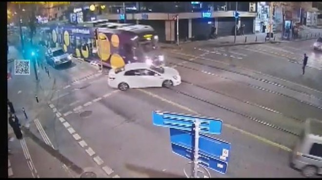Tramvay otomobile çarptı: Sürücü yaralandı!