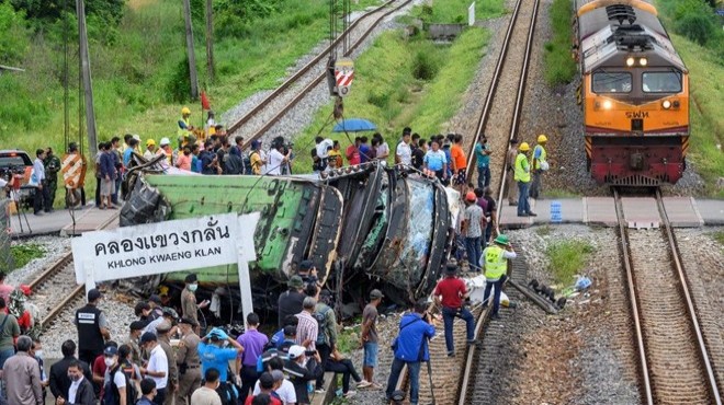 Tren otobüse çarptı, 17 kişi öldü!