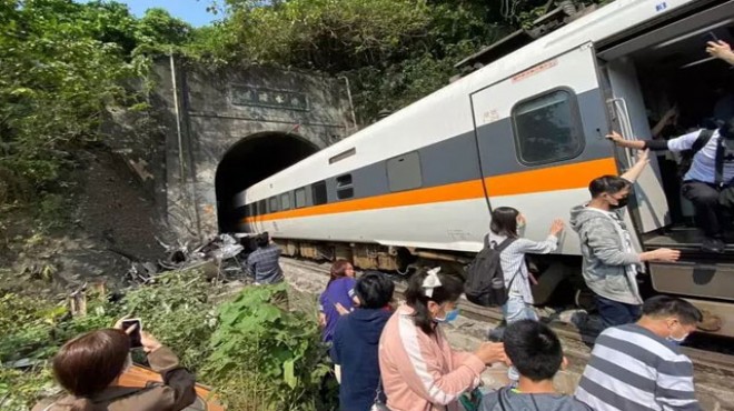 Tren raydan çıktı: 36 ölü, 72 yaralı
