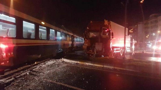 Trene çarpan TIR ın şoförü yaralandı
