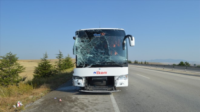 Tur otobüsü gübre yüklü TIR a çarptı: 2 ölü