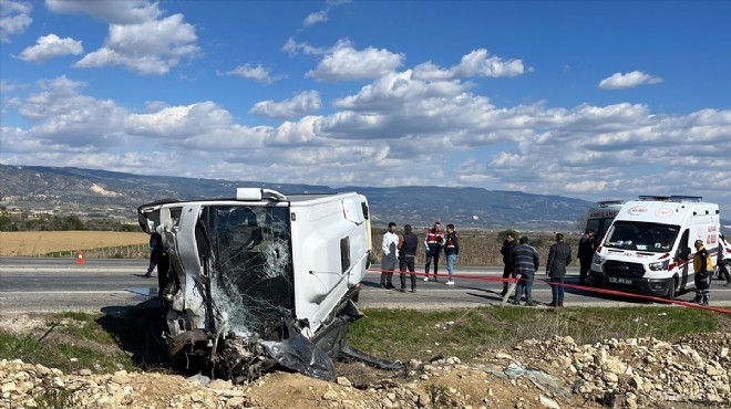 Turistleri taşıyan midibüs kaza yaptı... 2 ölü 23 yaralı!