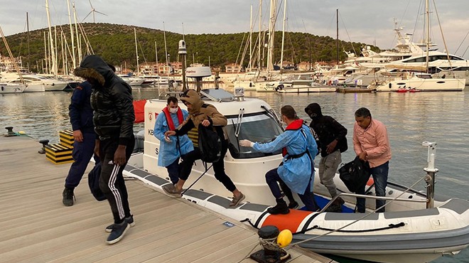 Türk sularına geri itilen 10 kaçak göçmen kurtarıldı