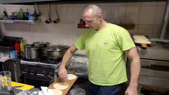 Türk aşçı, Ukraynalı askerler için mutfakta!
