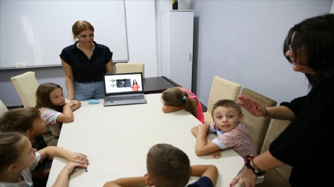 Ukraynalı çocuklara İzmir de Türkçe eğitimi veriliyor