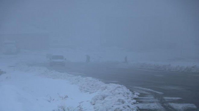 Ulaşıma kar engeli: Yerleşim yerlerinin yolları kapandı!