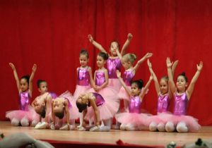 Gaziemir’de sahne minik balerinlerin