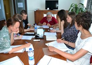 İlber Hoca Rus öğrencilere Osmanlıca dersi veriyor