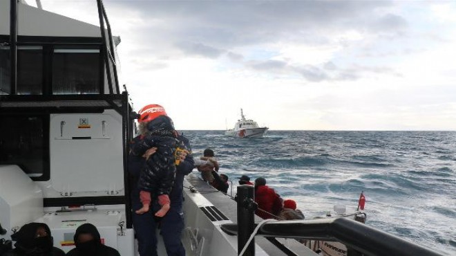 Urla açıklarında göçmen teknesi battı: 2 kişi öldü, 24 kişi kurtarıldı