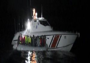 Botları alabora olan kaçakları Sahil Güvenlik kurtardı