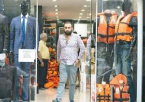 İzmir’de utanç: Can yeleği artık mağaza vitrinlerinde! 