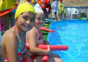 Buca’nın yaz gururu: Binlerce çocuk yüzme öğrendi 