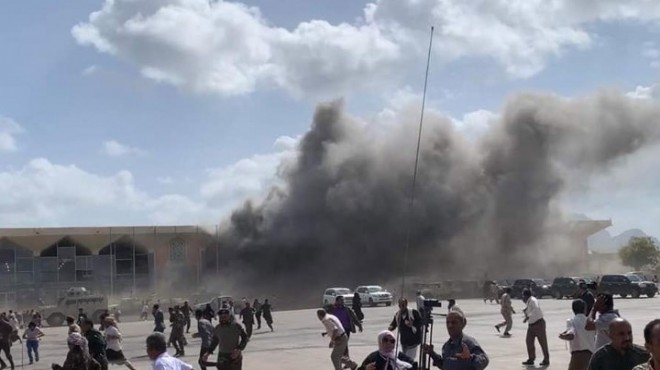 Yemen de bakanların olduğu havalimanında patlama!
