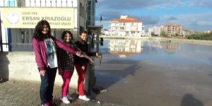 İzmir’de sağanak: Okul bahçesi göle döndü 
