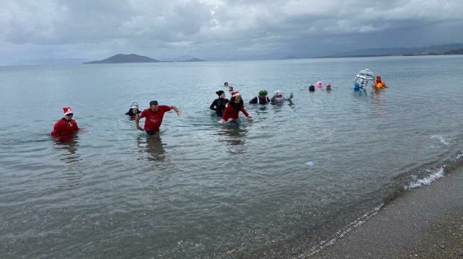 Yerleşik yabancılar yardım için kostümlerle denize girdi