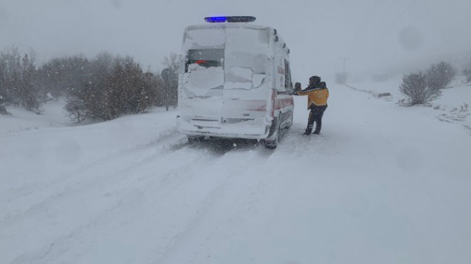 Yoğun karda mahsur kalınca ambulansta doğum yaptı
