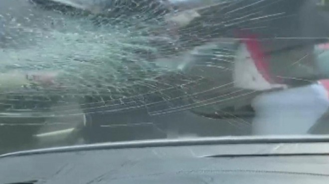 Yol kavgası: Aracın önünü kesip camlarını kırdılar