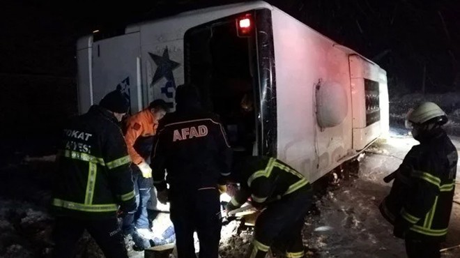 Yolcu otobüsü devrildi... 1 ölü, 10 yaralı!