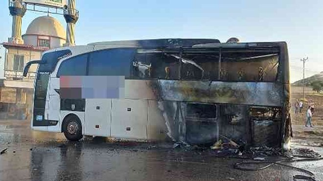 Yolcu otobüsünde can pazarı: Seyir halindeki otobüs alev alev yandı... 23 yolcu tahliye edildi