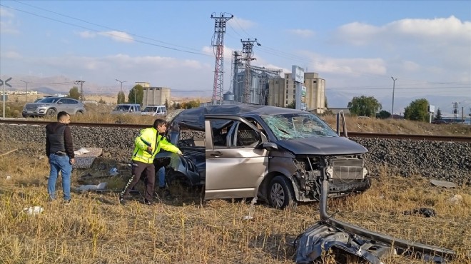 Yolcu treni kamyonete çarptı: 2 kişi yaralandı