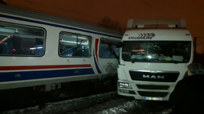 Yolcu treni tıra çarptı: 1 ölü, 11 yaralı
