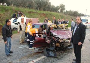 İzmir de aşırı hız ve hatalı sollama kazası: 5 yaralı!