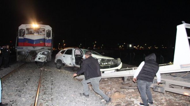 Yük treni otomobile çarptı: 4 kişi yaralandı!