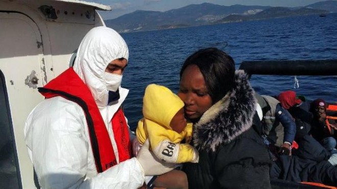 Yunan askerinin ittiği göçmenler İzmir açıklarında kurtarıldı