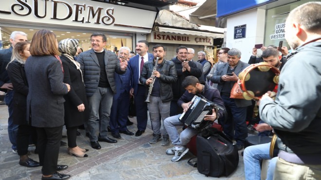 Sokaktaki herkes durdu, onu dinledi... Zeybekci’den  İzmir in Kavakları  türküsü