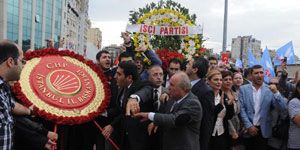 İstanbul da  Çakma  çelenk koyma töreni