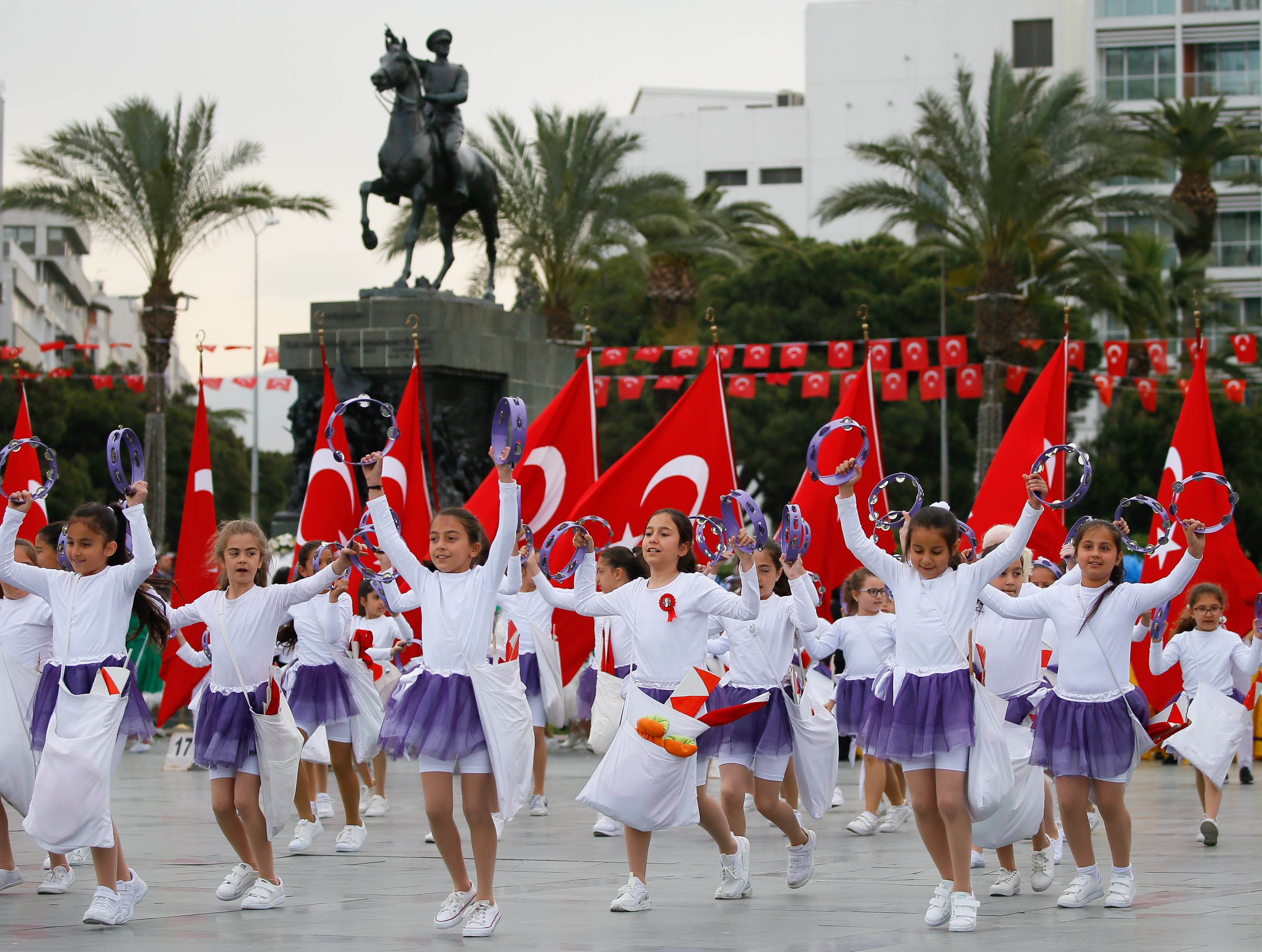 23 апреля в турции какой праздник. Праздники в Турции. Турция с детьми. Фестиваль в Турции. Турецкие дети.